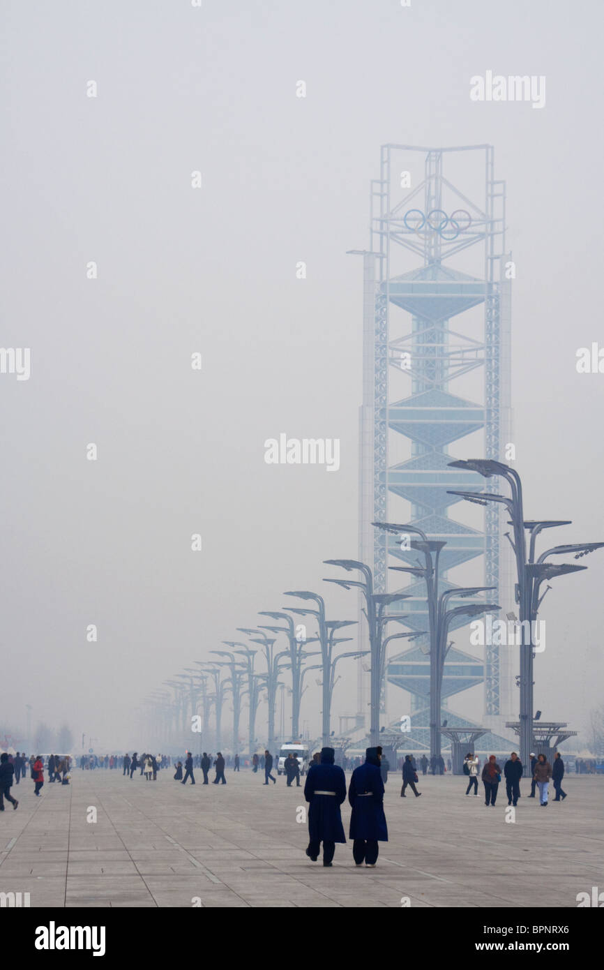 Polizei Fuß vor dem Medienturm auf dem Gelände des Beijing Olympic Stadium, an einem nebligen Tag. Stockfoto