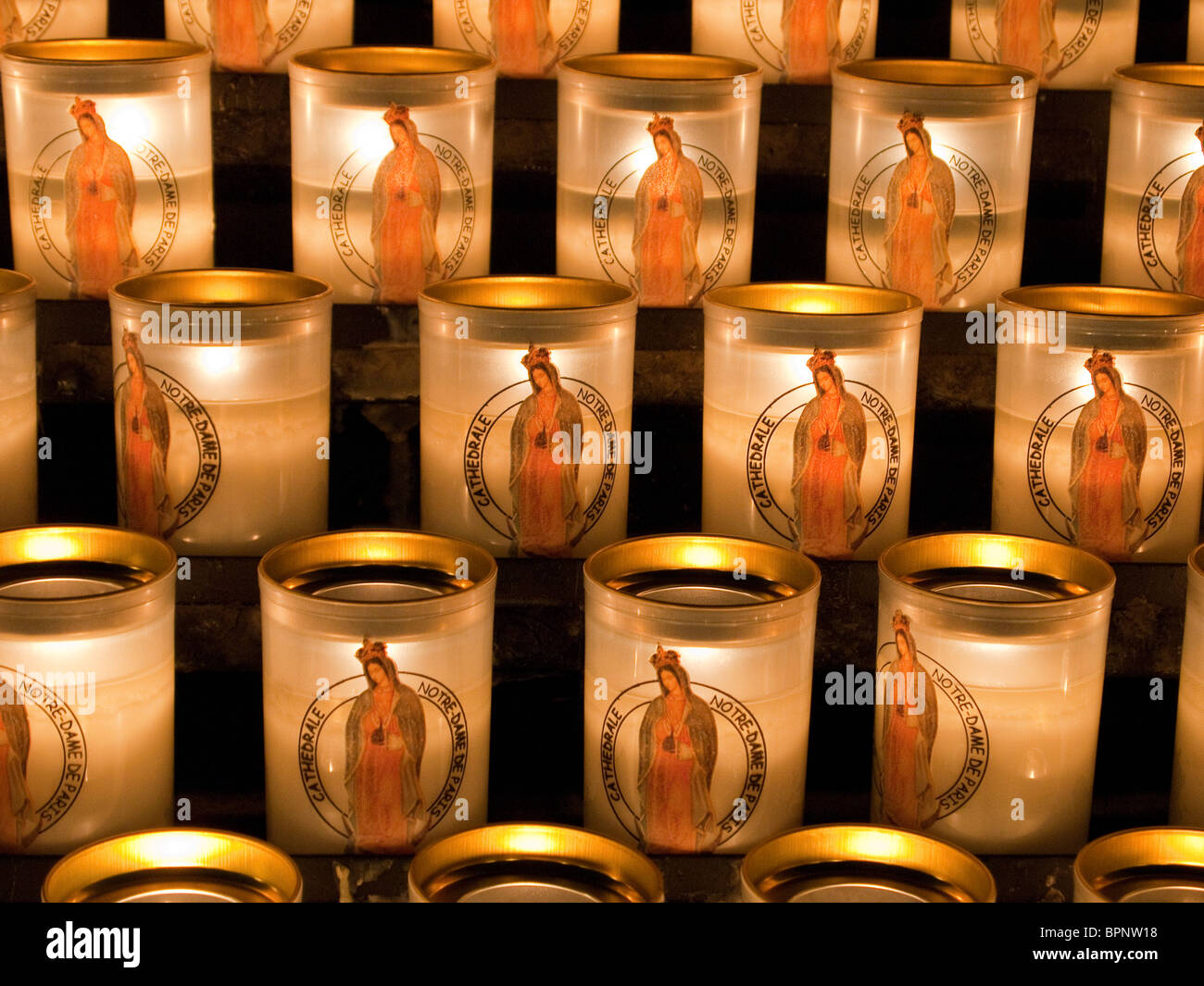 Kerzen in der Kathedrale Notre-Dame, Paris Stockfoto