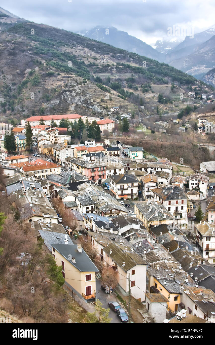 Blick über Tende in den französischen Seealpen vom Friedhof oberhalb der Stadt. Stockfoto