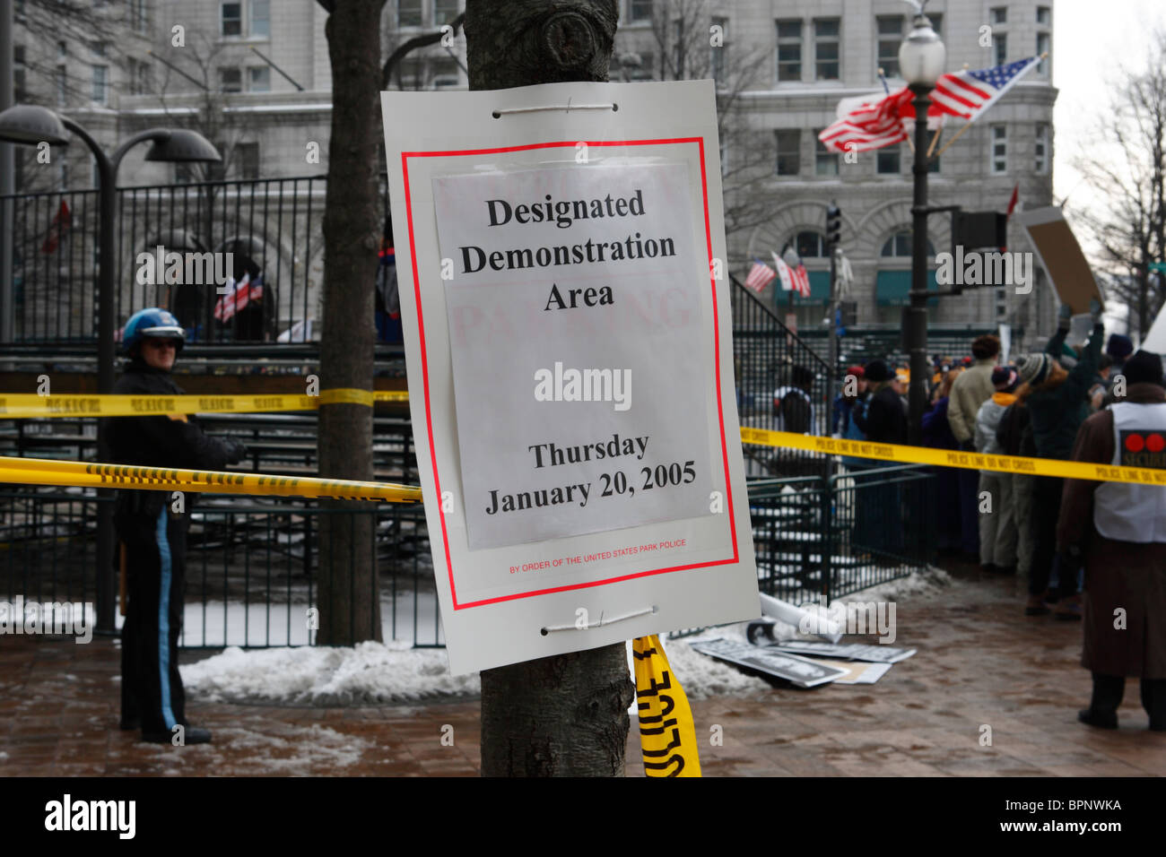 Ein uns Park Police entlang der Bush presidential inaugural Paradestrecke Schild "Bezeichneten Demonstration Area." Stockfoto