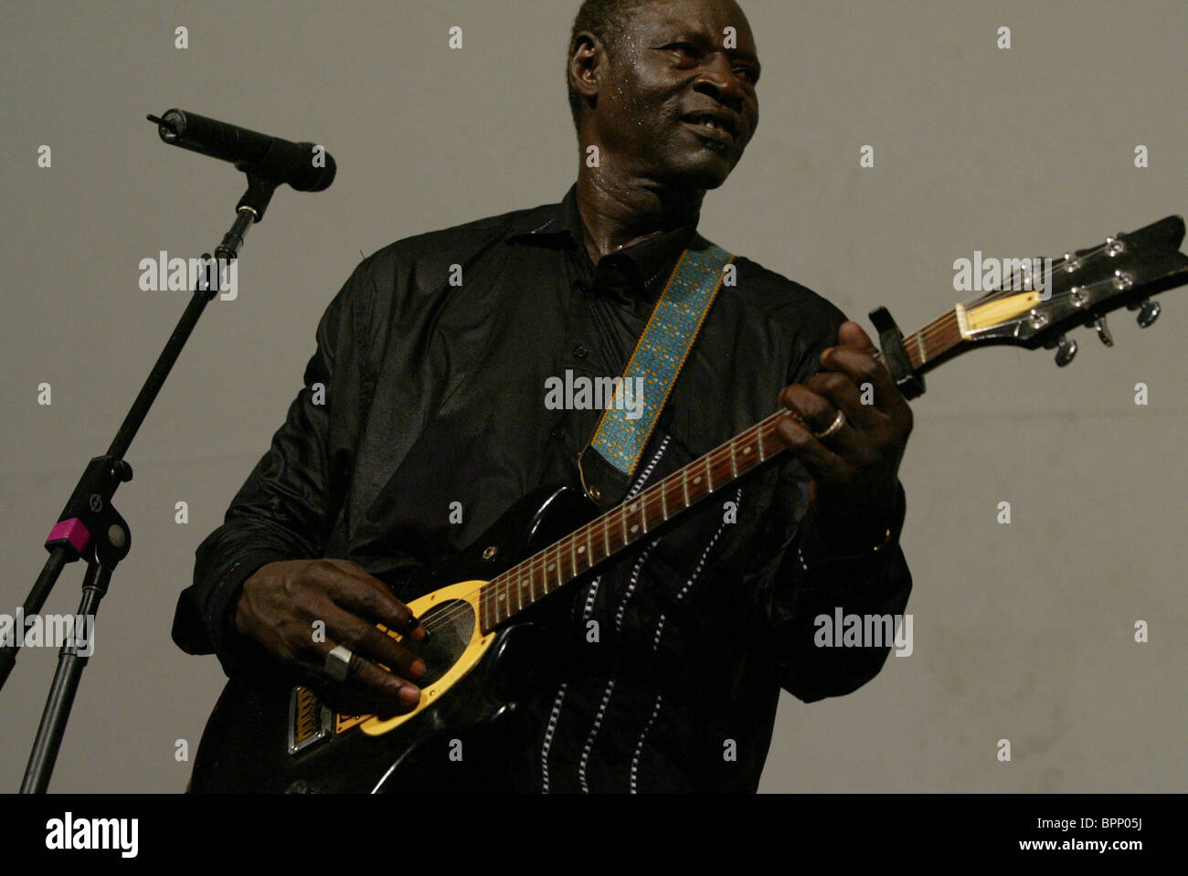 Malische Gitarrist Ali Farka Toure führt auf dem 2003 Simthsonian Folk Life Festival 5. Juli 2003 in Washington, DC. Stockfoto