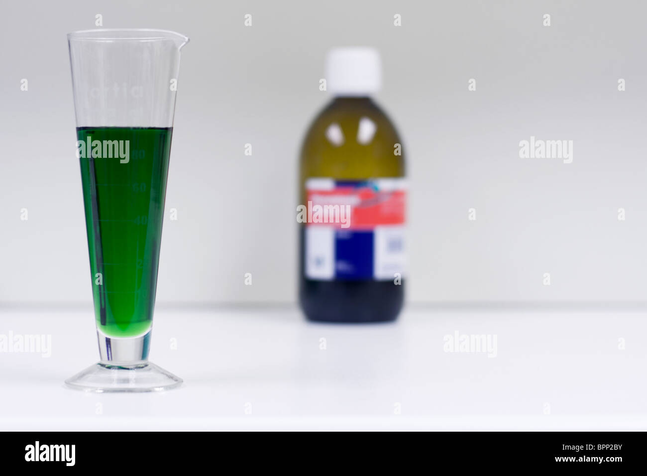 Flasche Methadon und Messung von Glas Stockfoto