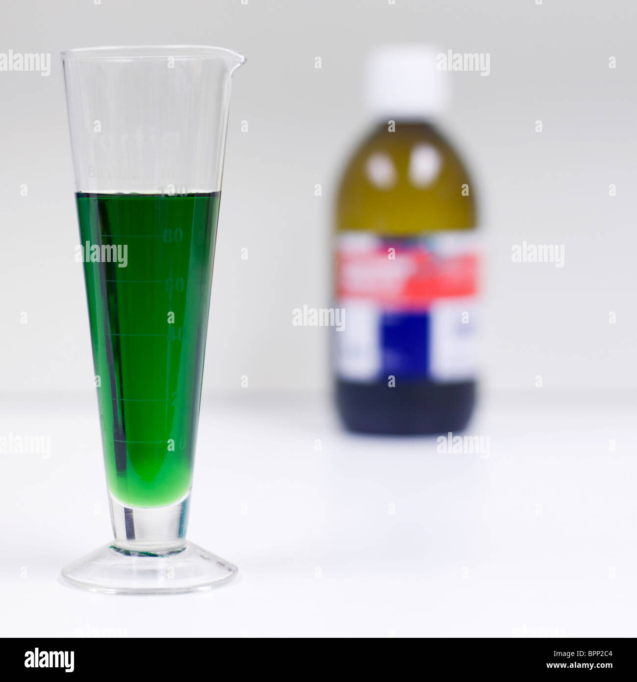 Flasche Methadon und Messung von Glas Stockfoto