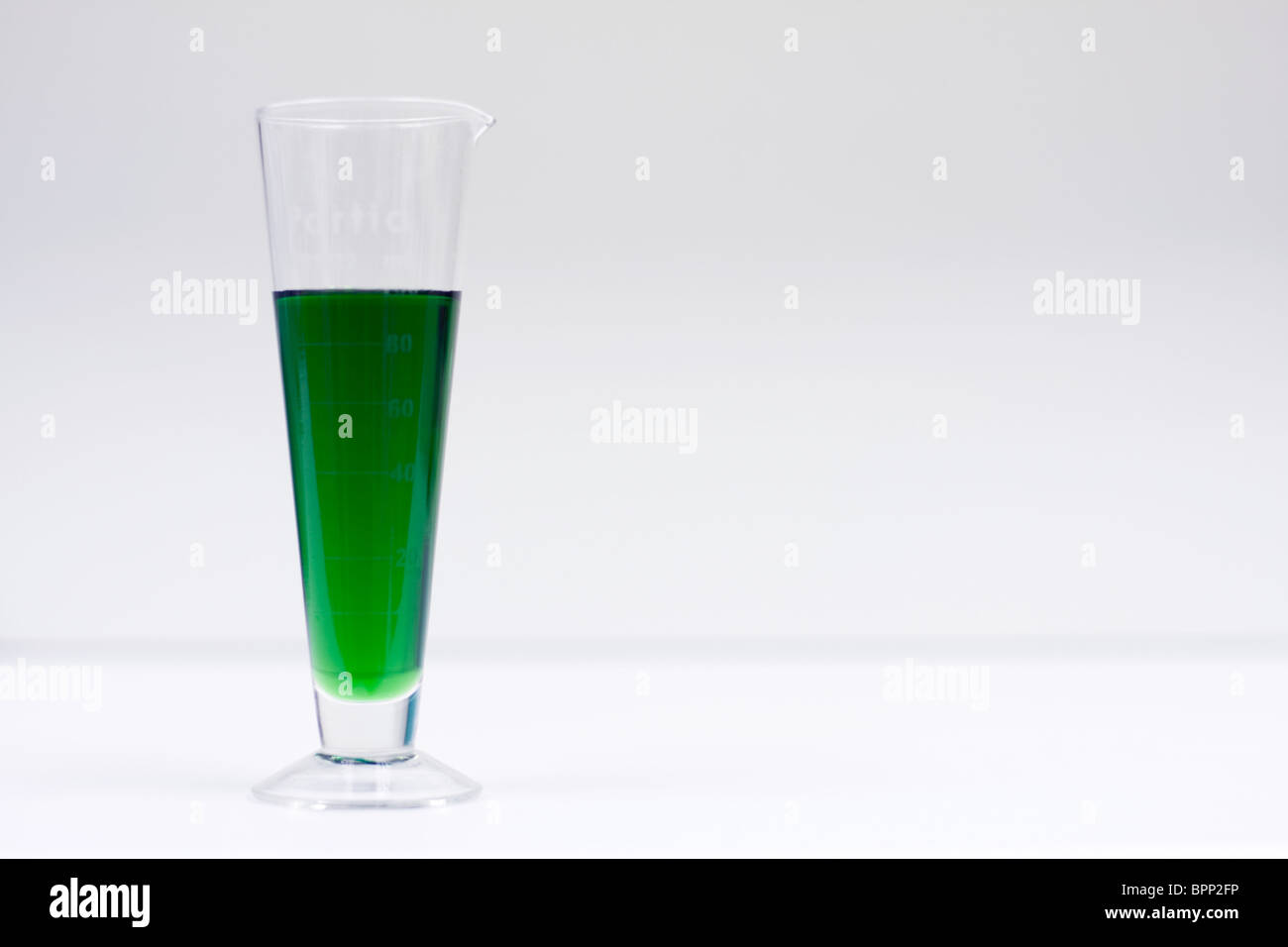 Methadon bei der Messung von Glas Stockfoto
