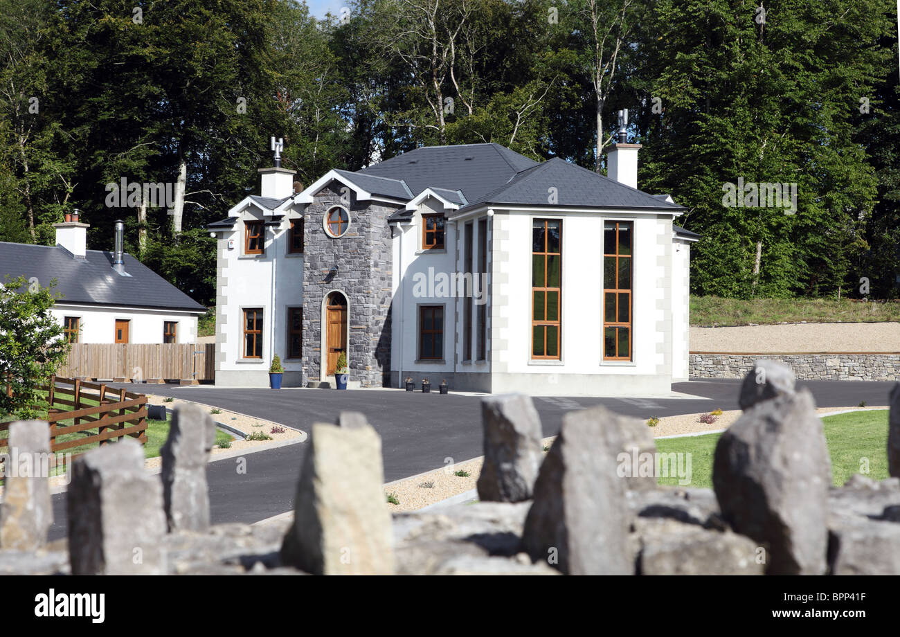 Irische McMansion, typisch für die Häuser gebaut in Irland während der Boomjahre Celtic Tiger Stockfoto