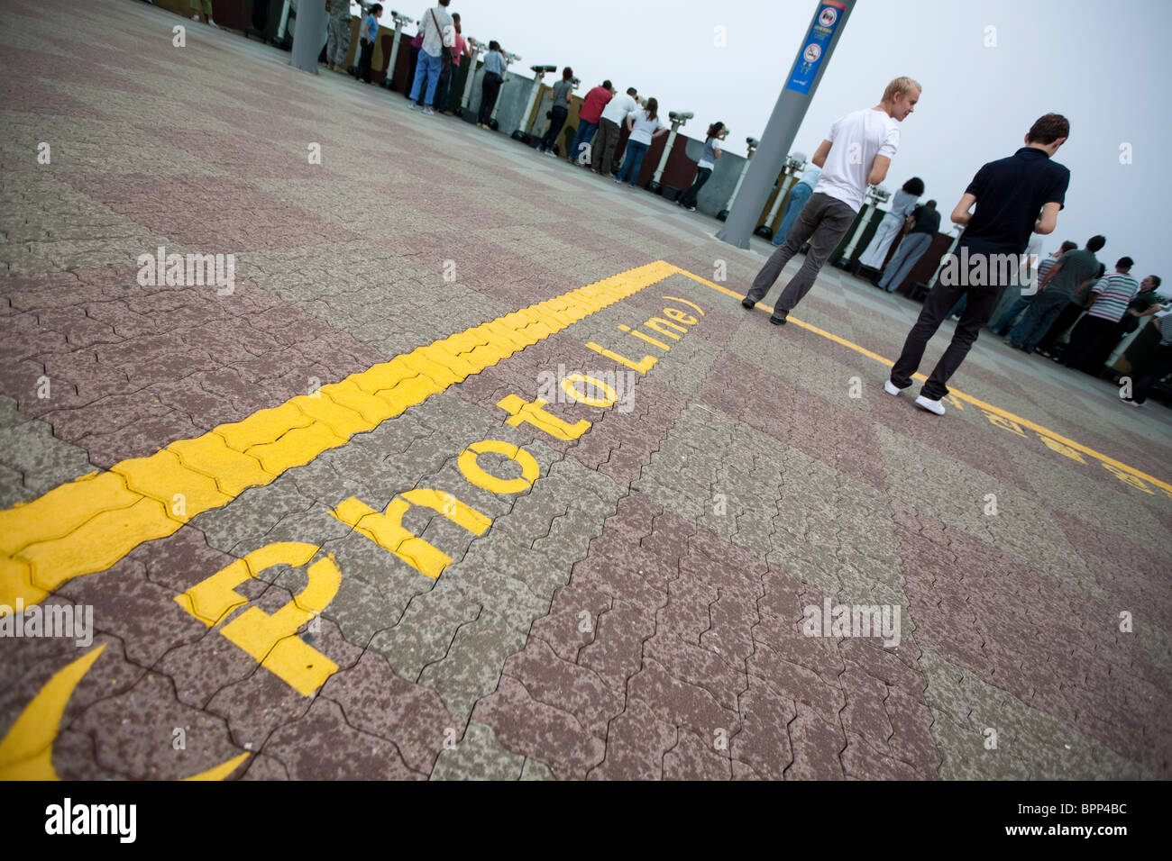 Linie, die Abgrenzung der Gegend, in der Fotografie an der Dora Wachturm Bahnhof, DMZ, Südkorea erlaubt ist. Stockfoto