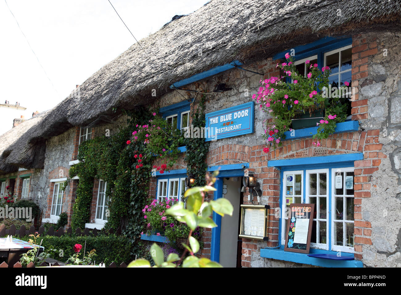 Die blaue Tür Restaurant, Adare, Co. Limerick, Irland Stockfoto