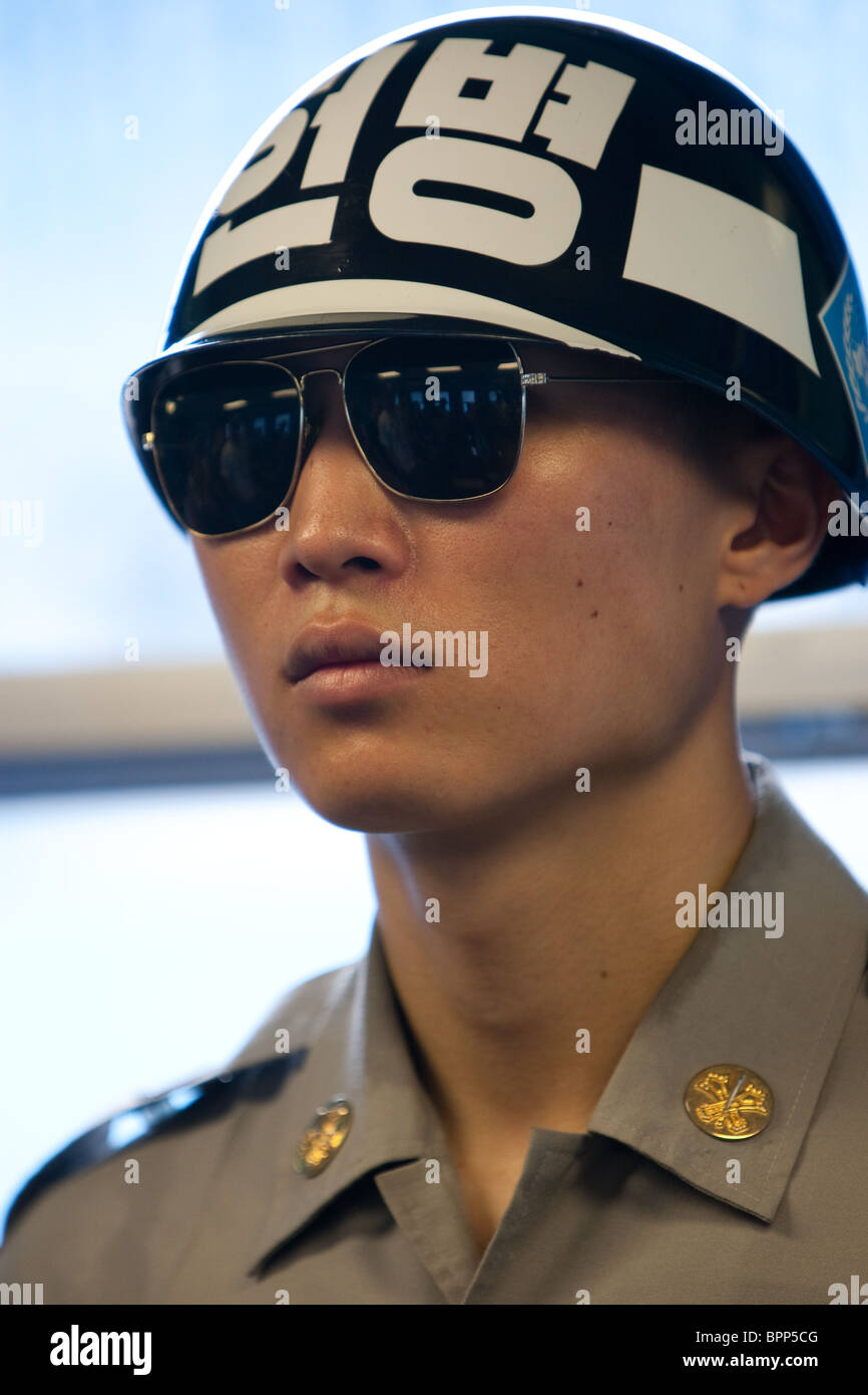 Südkoreanischer Militärpolizist in Panmunjom in der demilitarisierten Zone (DMZ) zwischen Süd- und Nordkorea. Stockfoto