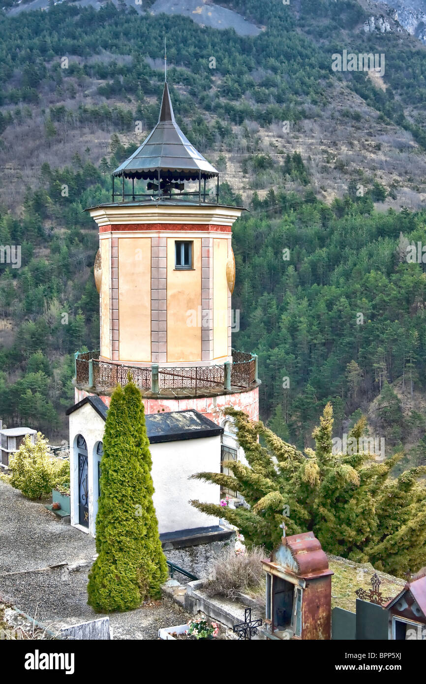 Blick über Tende in den französischen Seealpen vom Friedhof oberhalb der Stadt. Stockfoto