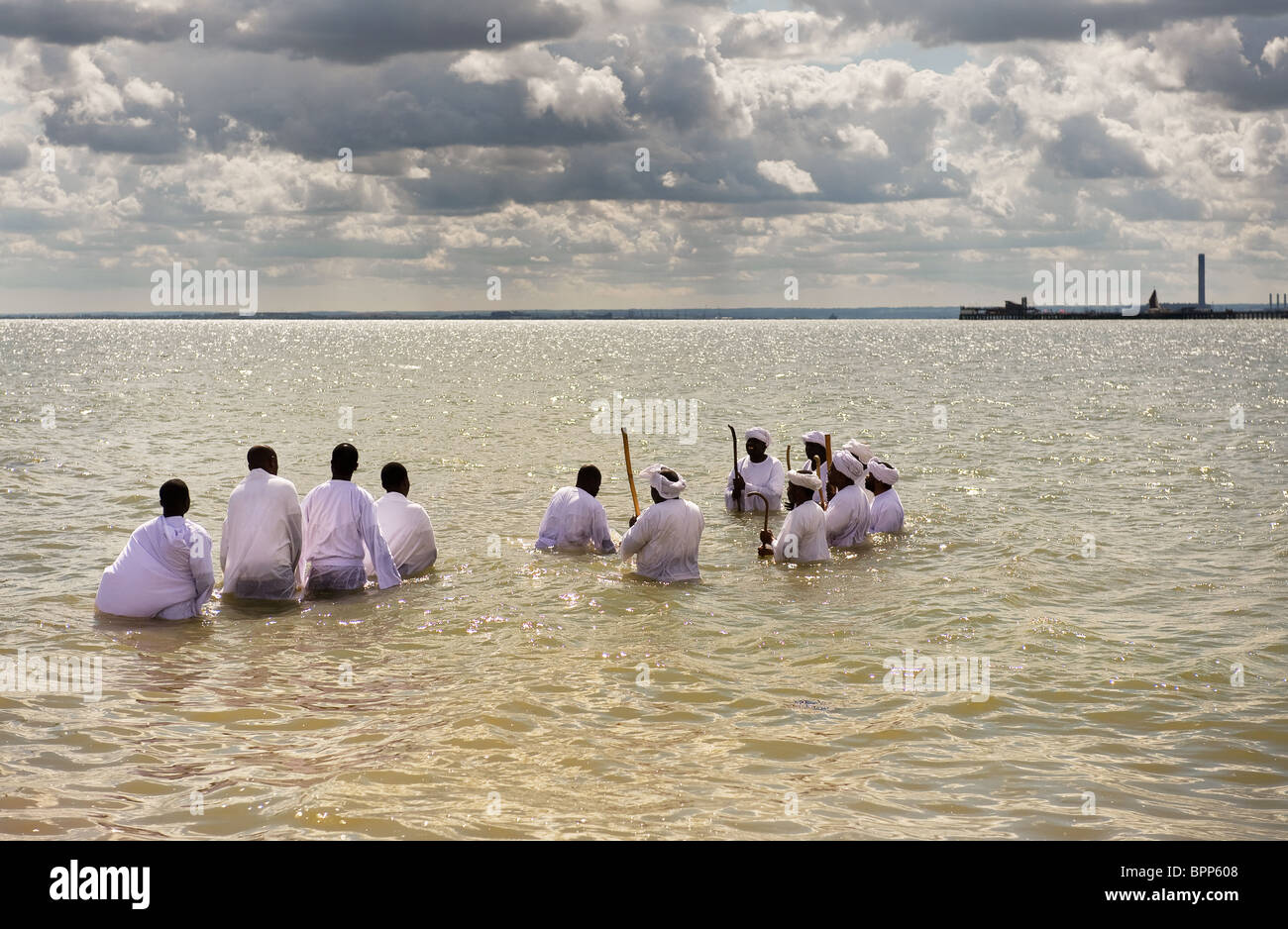 Mitglieder der Apostel der Muchinjikwa Kirche, Vorbereitung für eine Taufe im Meer bei Southend. Stockfoto