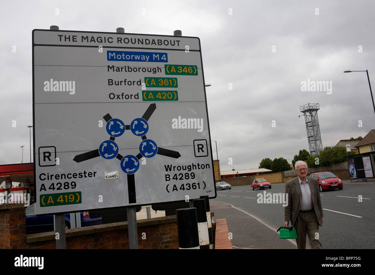 Ein Schild mit Swindon des berühmten Magic Roundabout Straßennetz. Stockfoto