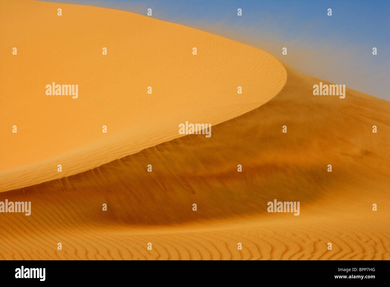 Wind weht auf einer Düne in der Rub Al Khali oder Khali, gebietsübergreifenden, Oman, Saudi Arabien, den Vereinigten Arabischen Emiraten und Jemen. Stockfoto