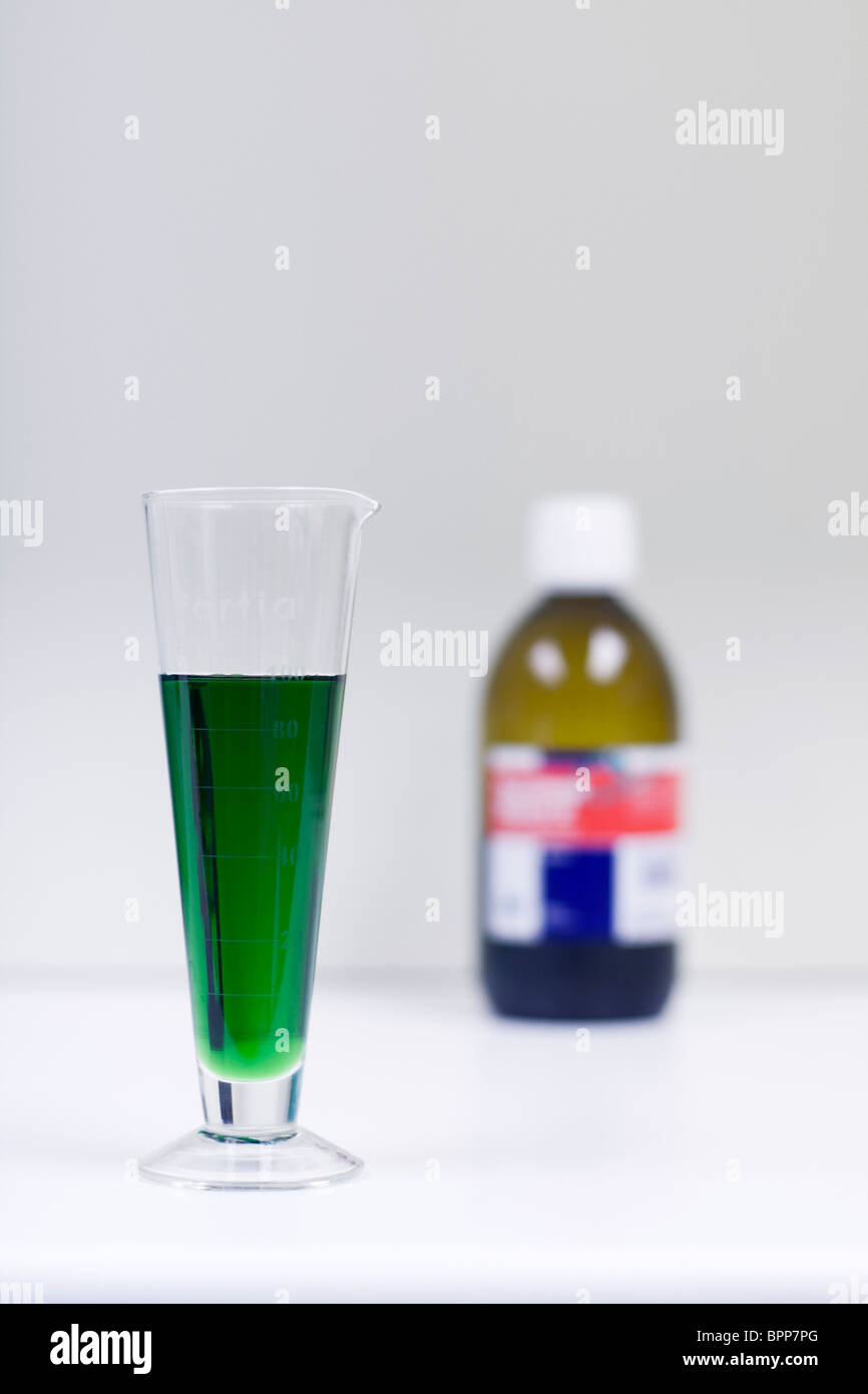 Flasche Methadon und Messung von Glas Stockfoto