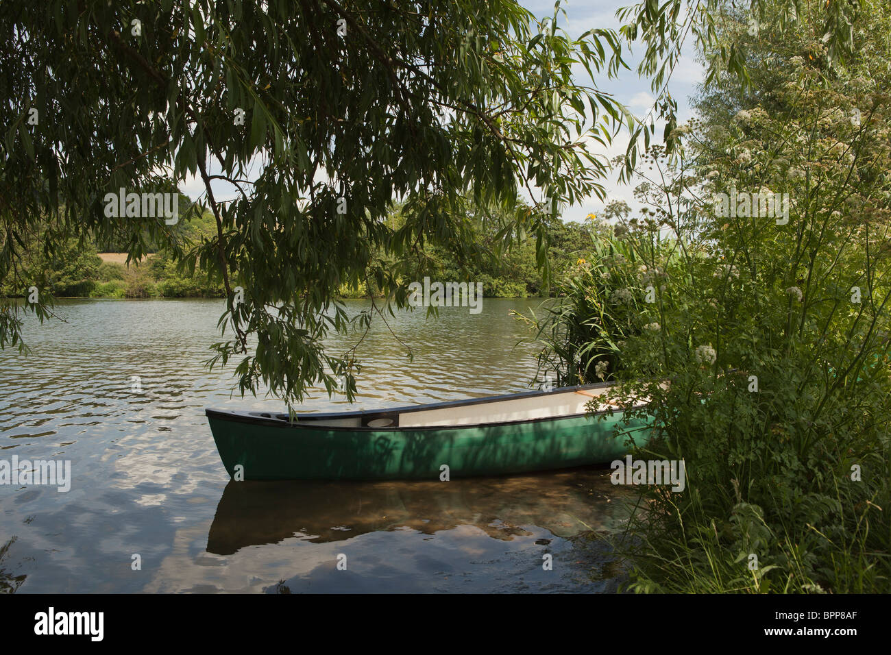 Kanu am Flussufer Stockfoto