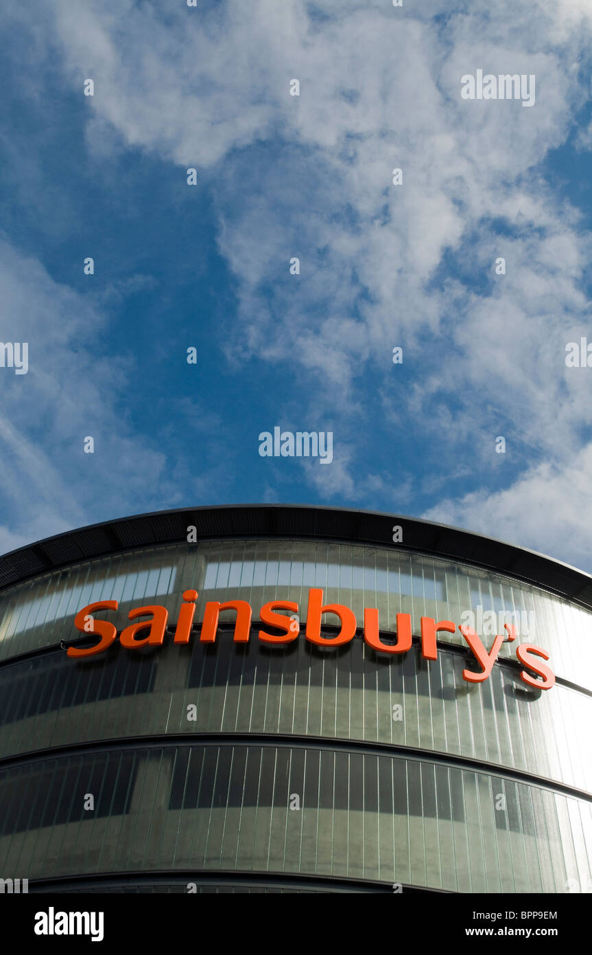 Sainsbury Supermarkt anmelden eine moderne zeitgenössische Glas und Stahlbau in High Wycombe Innenstadt Bucks UK Stockfoto