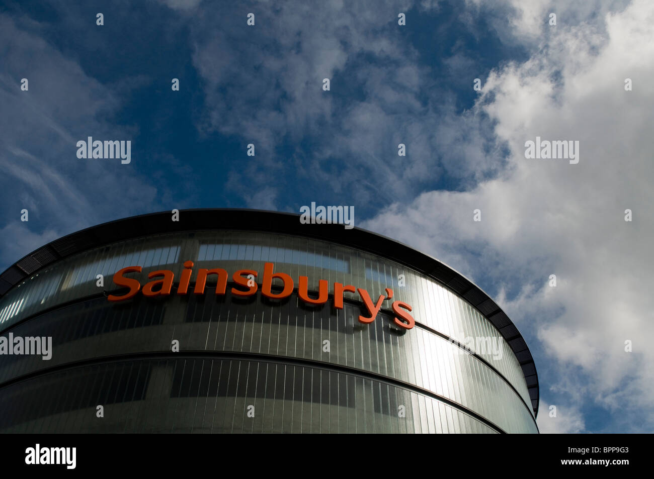 Sainsbury Supermarkt melden Sie auf einem modernen zeitgenössischen Glas und Stahl Gebäude im Stadtzentrum von High Wycombe Bucks UK Stockfoto