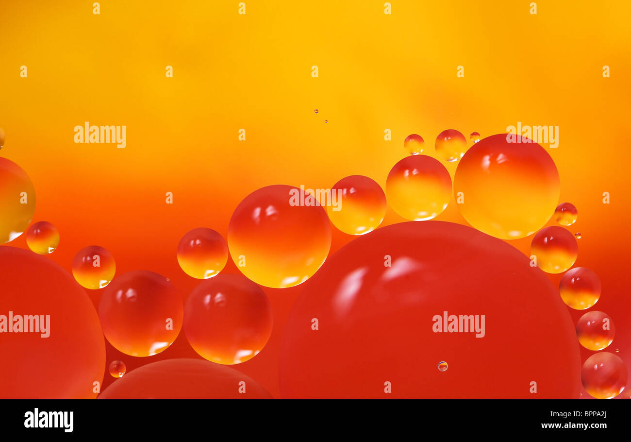 Orange und rote Bokeh abstrakte Hintergrundfarbe aus Öl und Wasser Stockfoto