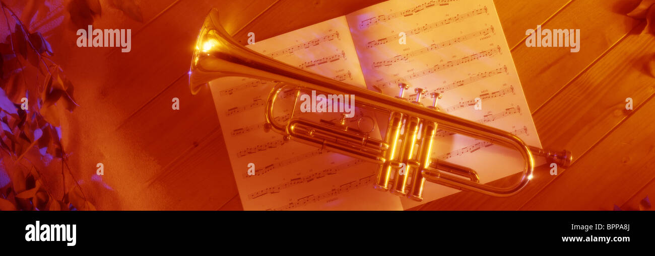 Trompete, liegend auf Blatt music,bugle,jazz,classical,band,play,perform,blues.soul,musical, Musikinstrument Stockfoto