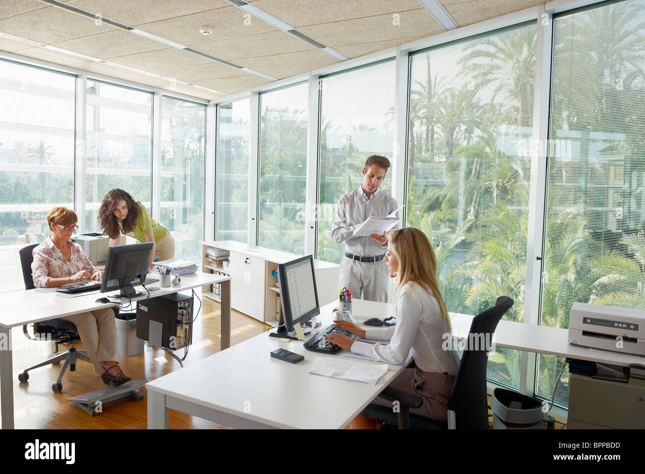 Junger Mann im Büro mit Kollegen Stockfoto