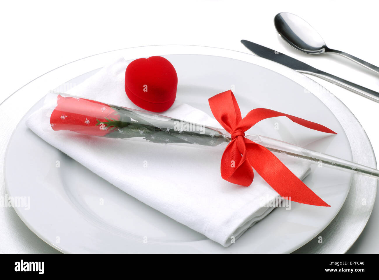 Tischdekoration für einen romantischen Valentinstag Dinner mit einer roten Rose Stockfoto