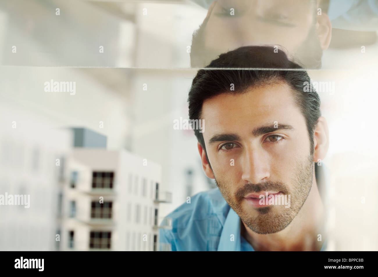 Junger Mann mit Architekturmodell Stockfoto