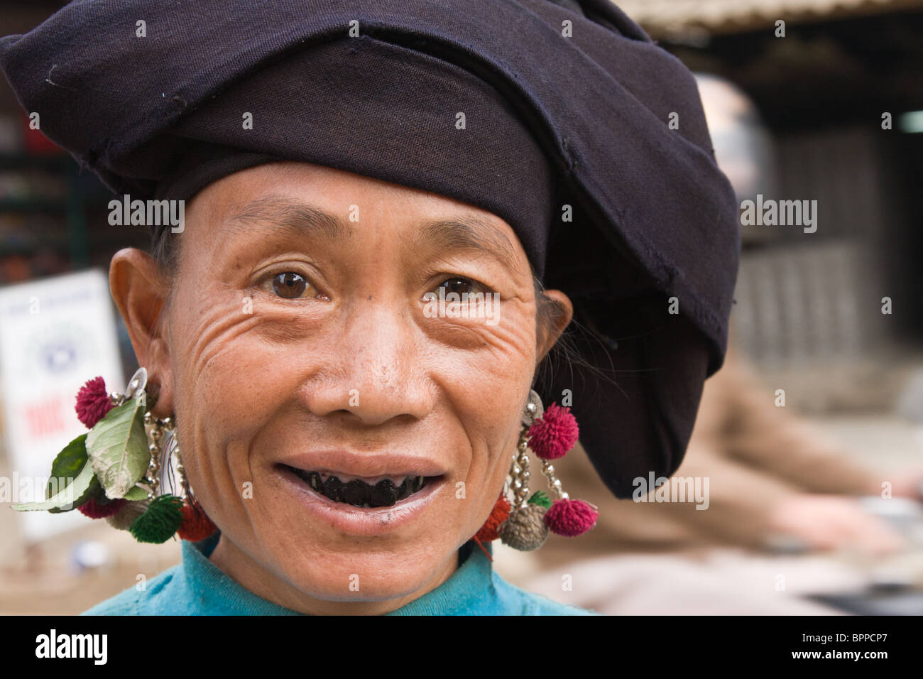 Porträt einer Lu Minderheit Frau tragen traditionelle Kleidung in der Nähe bin Lu, Vietnam Stockfoto