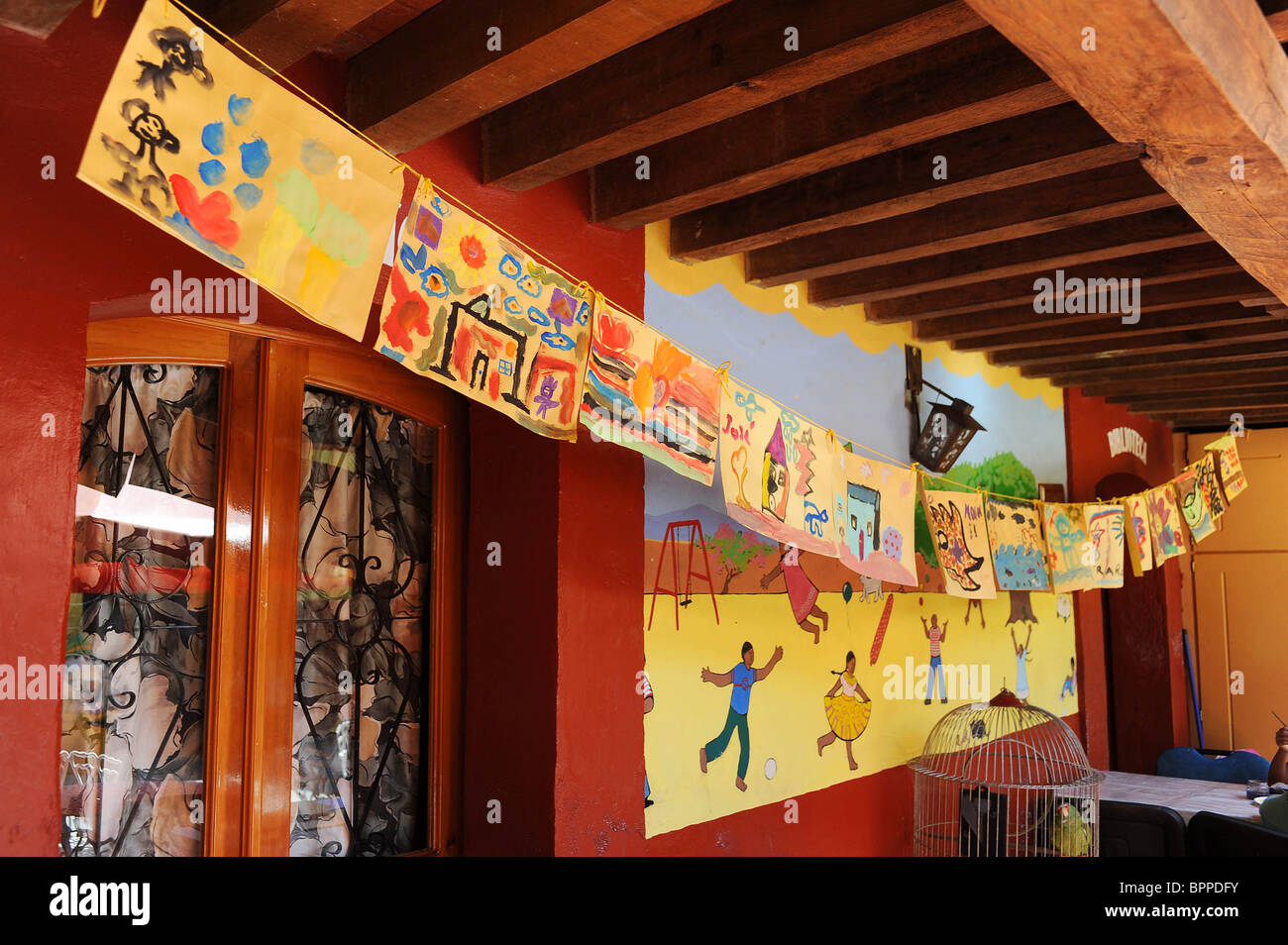 Kinder Bilder gemalt im Zentrum für Straßenkinder, die im Laufe des Tages für sie kümmert. Stockfoto