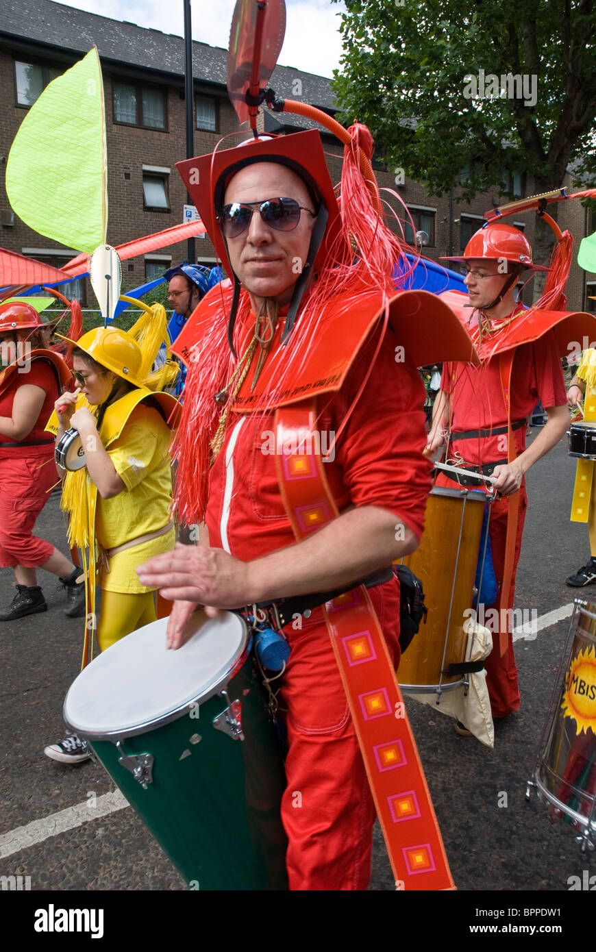 Performer aus der Shademakers Schwimmer bei den Notting Hill Carnival 30. August 2010 in Notting Hill, London. Stockfoto