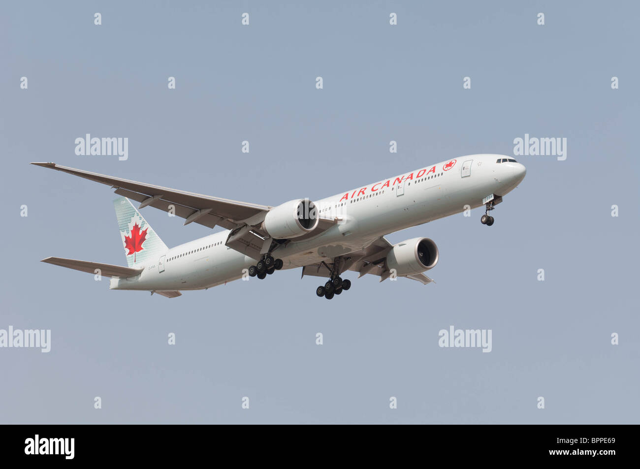 Air Canada Boeing 777-333/ER im Endanflug auf Lester B. Pearson International Airport. Stockfoto