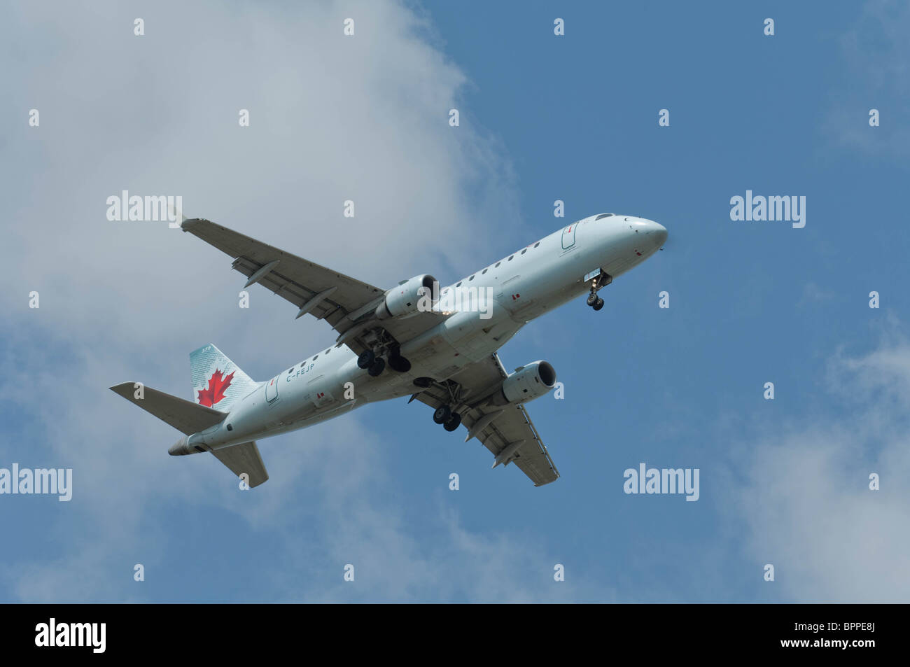 Air Canada Embraer 170-200LR im Endanflug bis zur Landung. Stockfoto