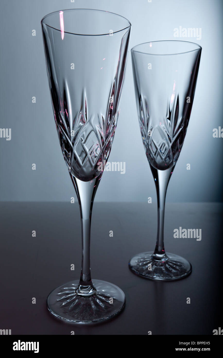 Zwei Kristall Champagner Flöten gedreht im Studio auf einem einfarbigen Hintergrund Stockfoto