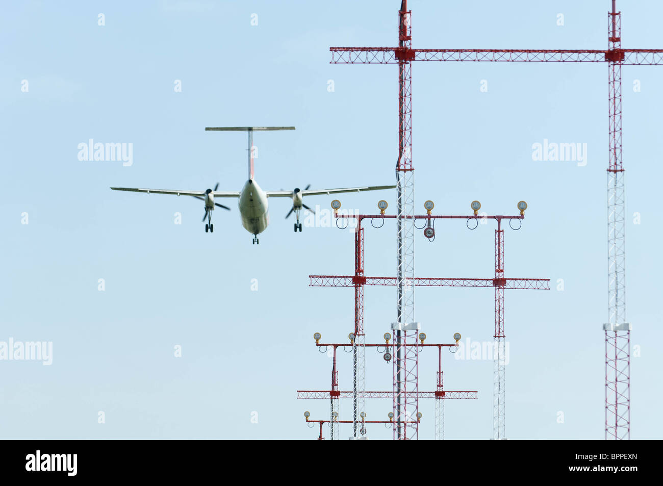 Start-und Landebahn Anflugbefeuerung dienen Piloten, das Flugzeug mit der Start-und Landebahn in Zeiten geringer Sicht visuell Line-up. Stockfoto