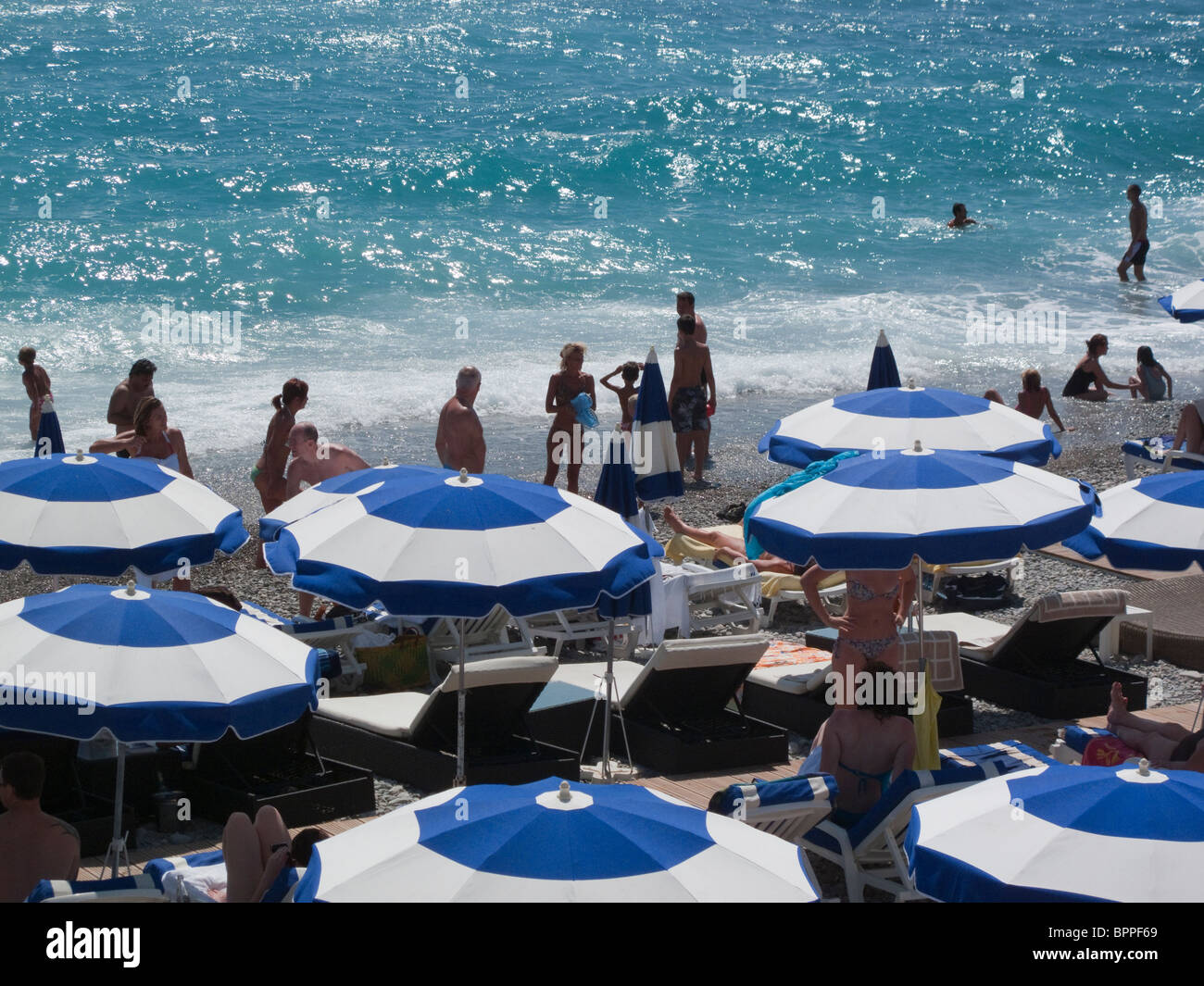 Blaue Sonnenschirme, Nizza, Frankreich Stockfoto