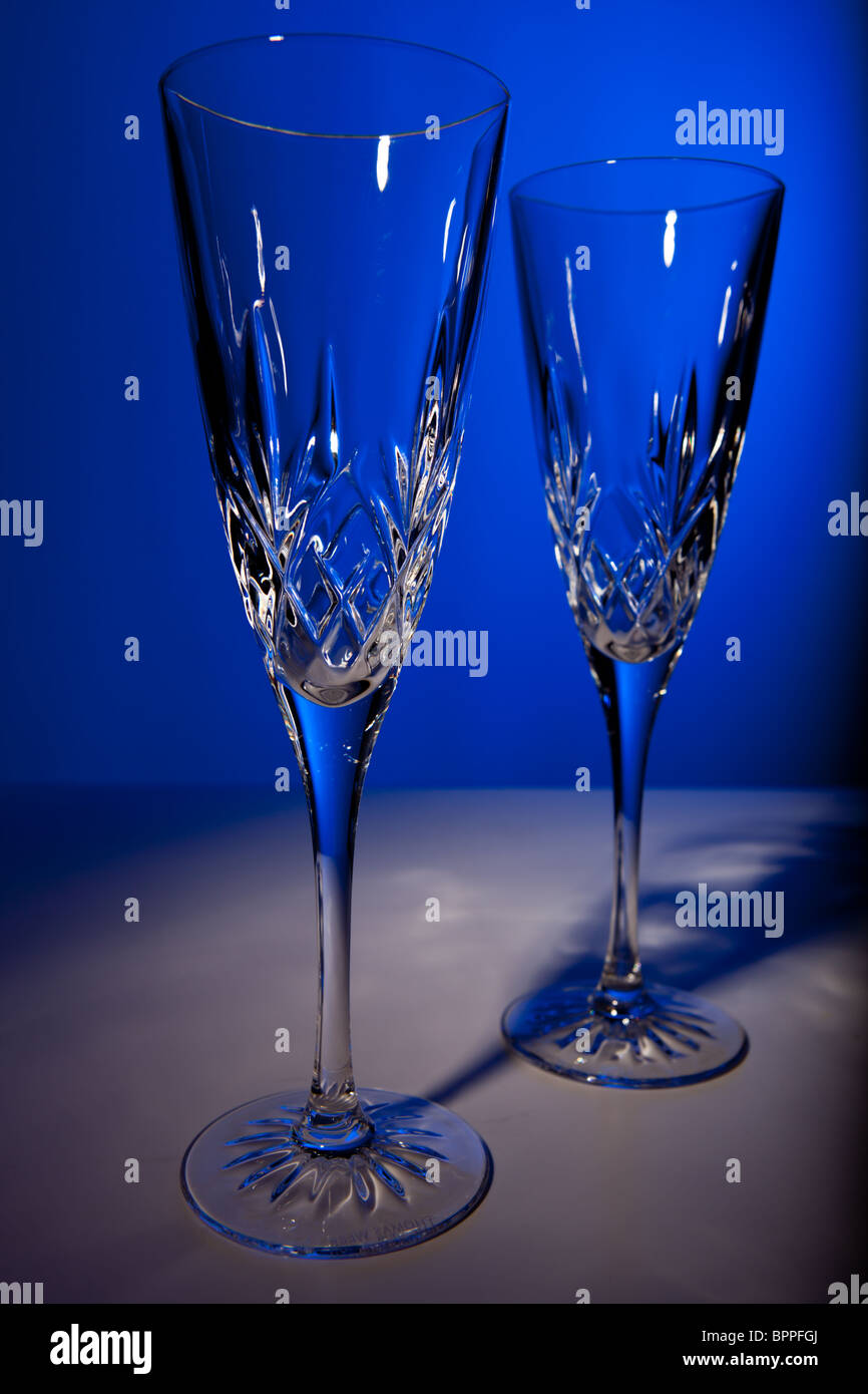 Studioaufnahme von zwei Kristall Champagner Flöten auf blauem Grund Stockfoto