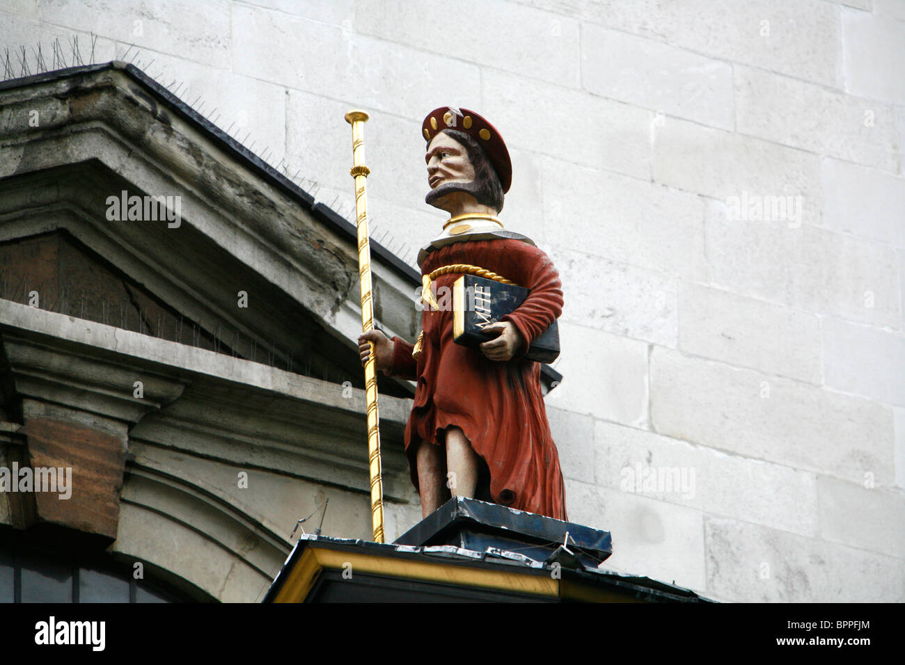 Skulptur von St James steht am Anfang die Turmuhr von St. James Garlickhythe Kirche, Garlick Hill, City of London, UK Stockfoto