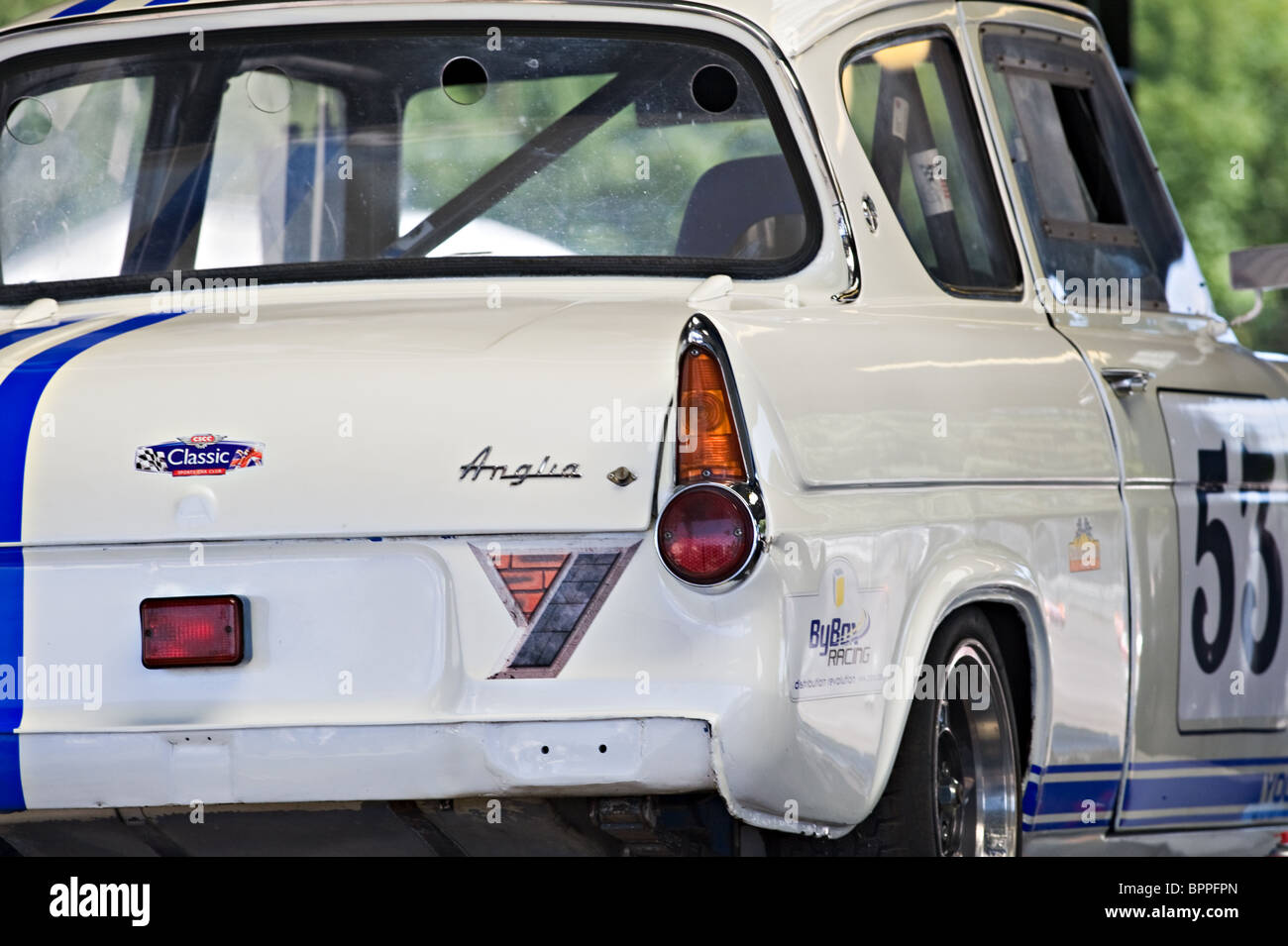 Ford Anglia historische Rennwagen im Fahrerlager am Oulton Park Motor Racing Circuit Cheshire England Vereinigtes Königreich UK Stockfoto