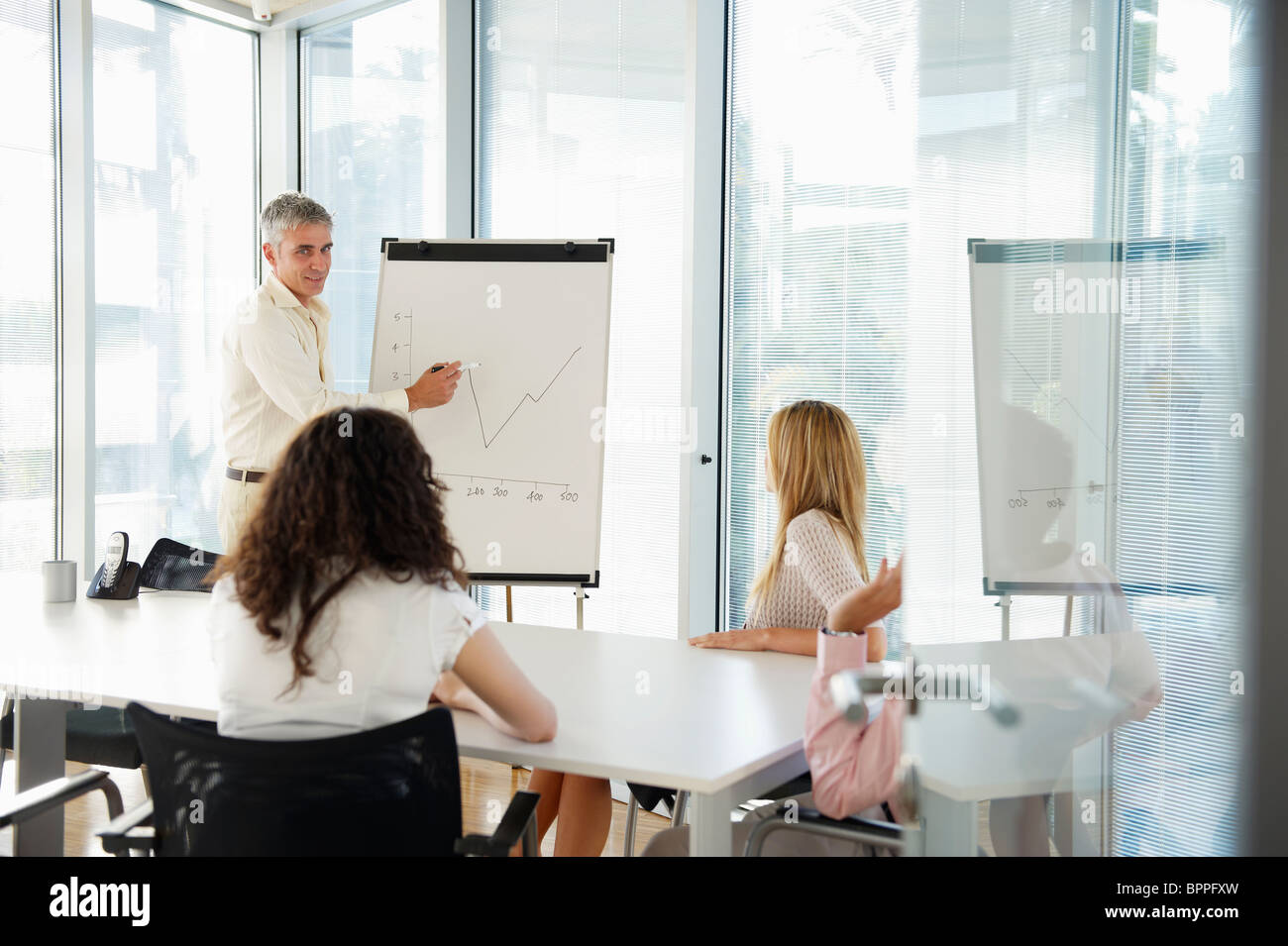 Mann mit Flipchart im Büro treffen Stockfoto