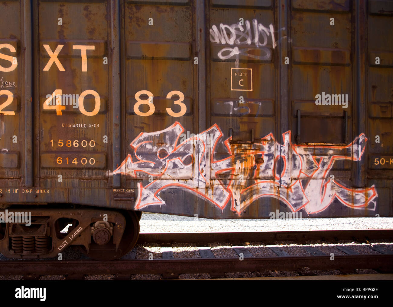 Graffiti auf Güterzug Auto - USA gemalt Stockfoto