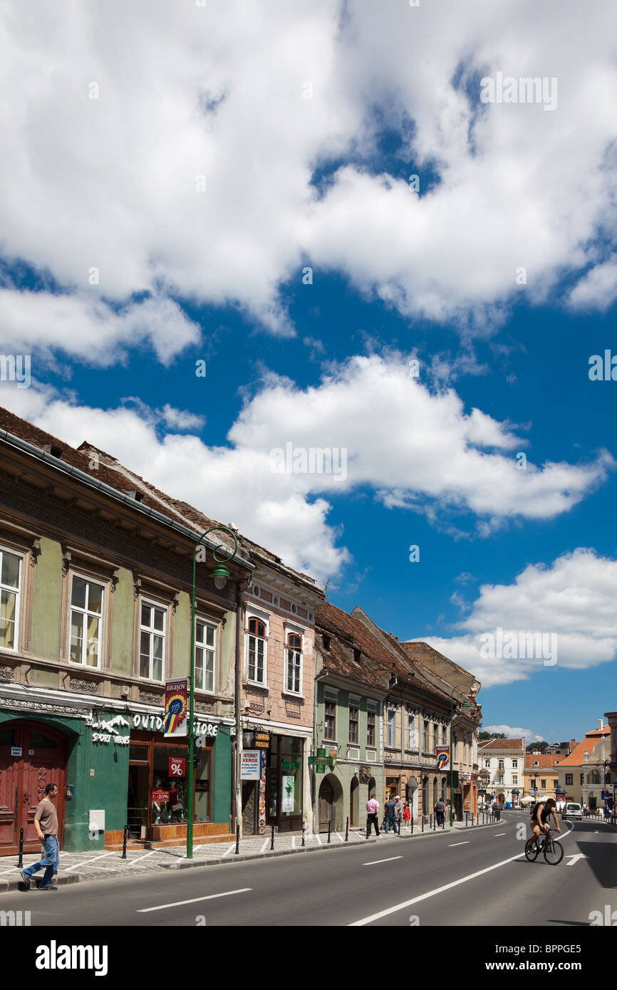 Straße im historischen Teil der Innenstadt in Brasov, Rumänien Stockfoto