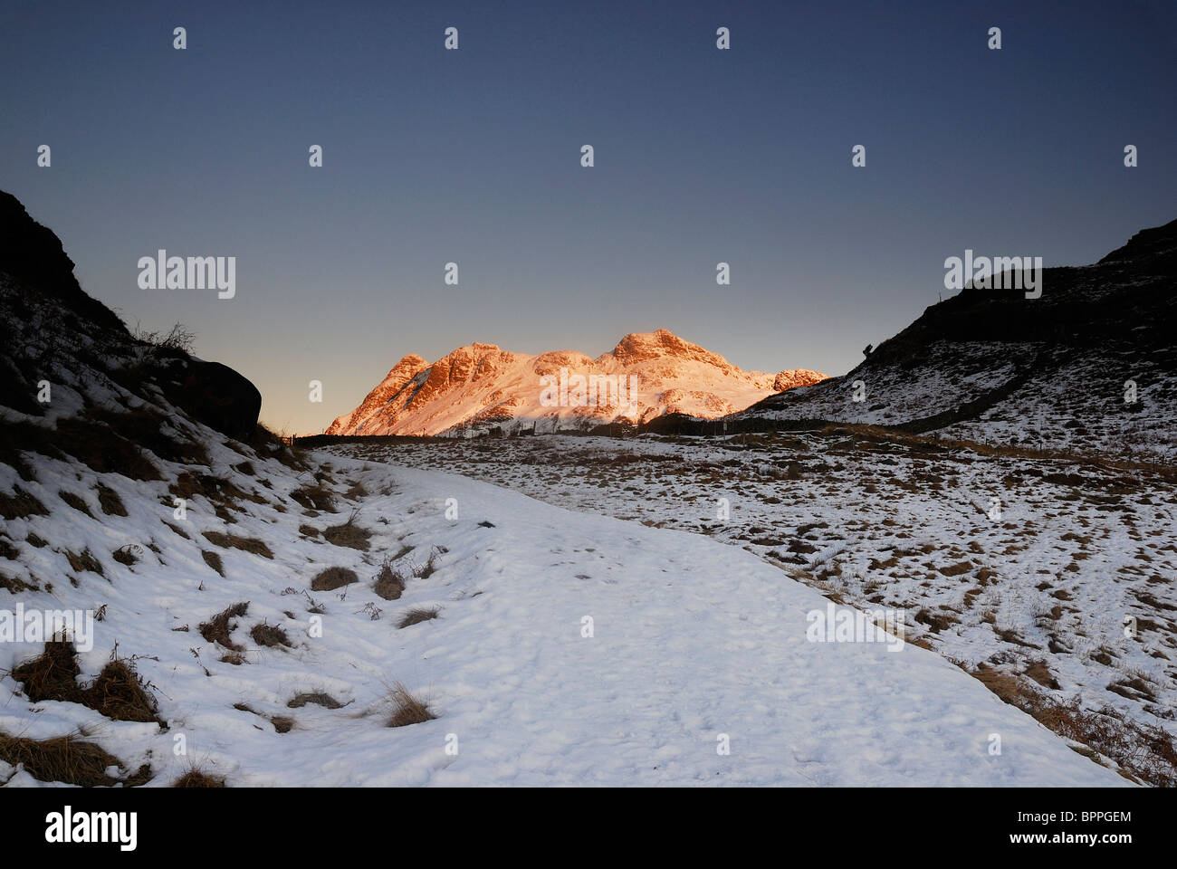 Dawn Winter Sonnenlicht auf den Langdale Pikes im englischen Lake District Stockfoto