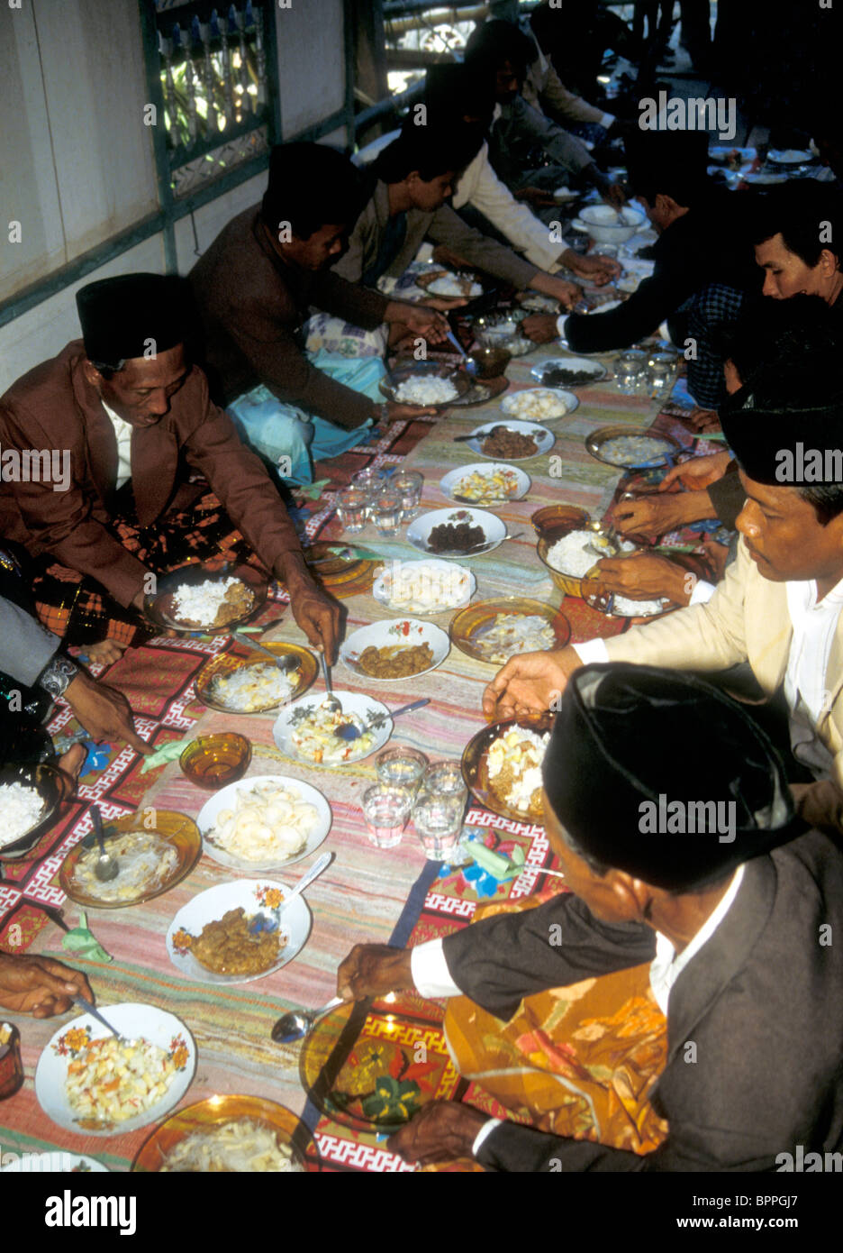 Bugis Ehe Rezeption mit männlichen nur Gäste, Süd-Sulawesi, Indonesien Stockfoto