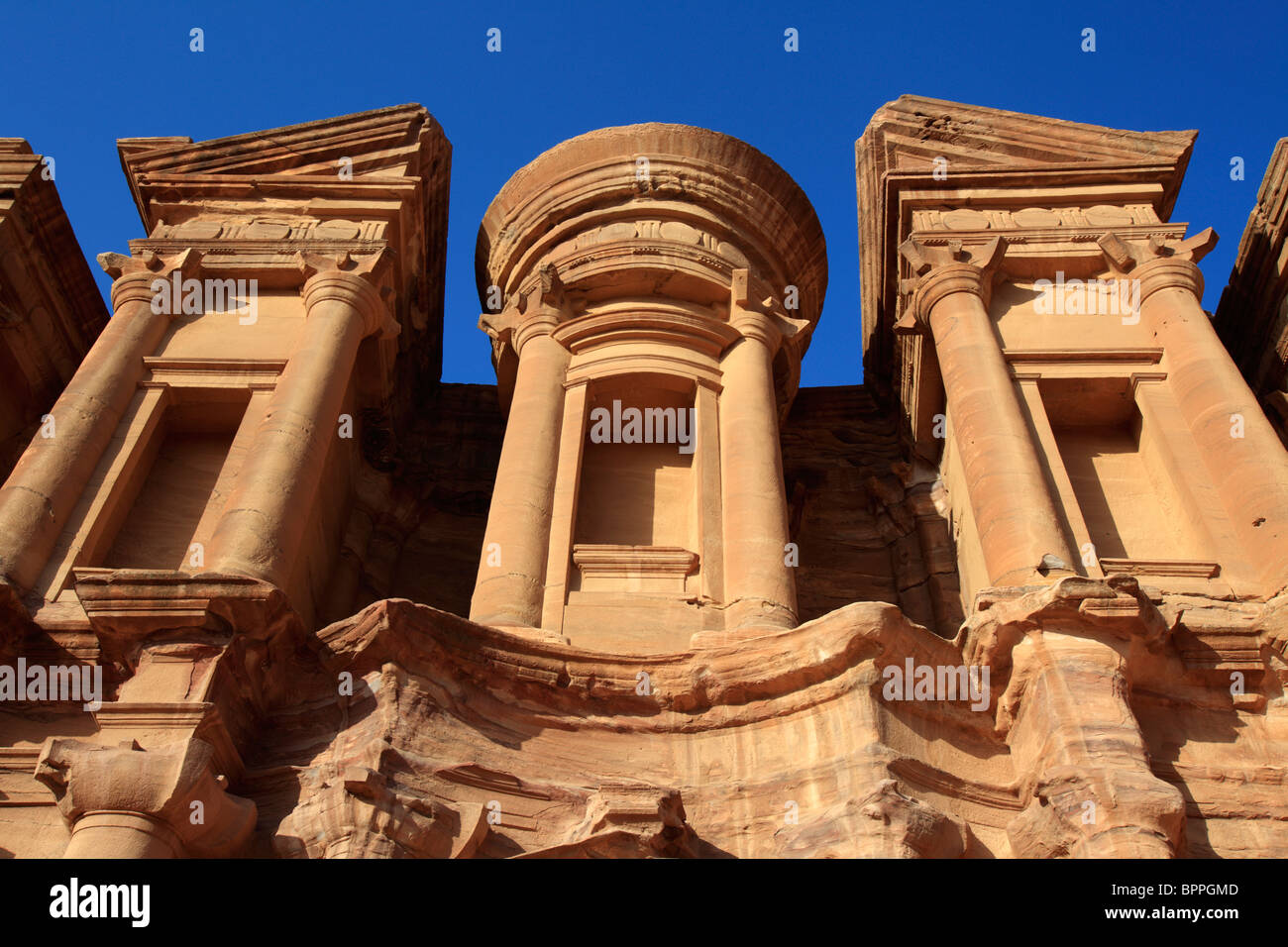 Detail der Spitze des El Deir (oder Kloster), Petra, Jordanien Stockfoto