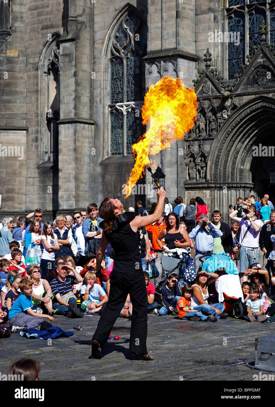 Edinburgh Fringe Festival Straßenkünstler Atmung Feuerball Schottland UK Europe Stockfoto