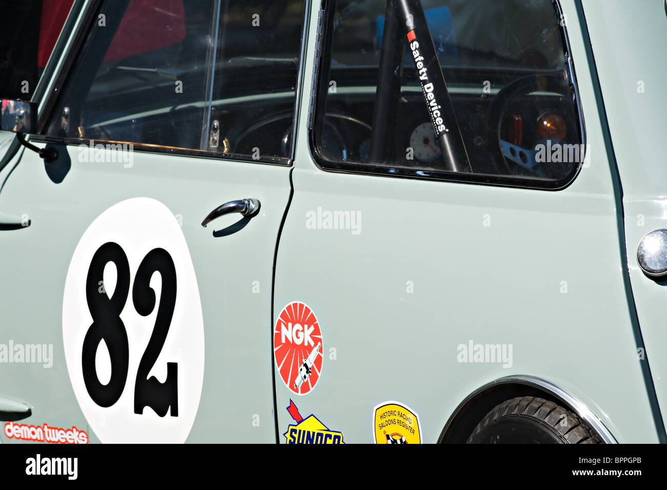 Austin Mini Cooper S historische Rennwagen im Fahrerlager am Oulton Park Rennstrecke Cheshire England United Kindom UK Stockfoto