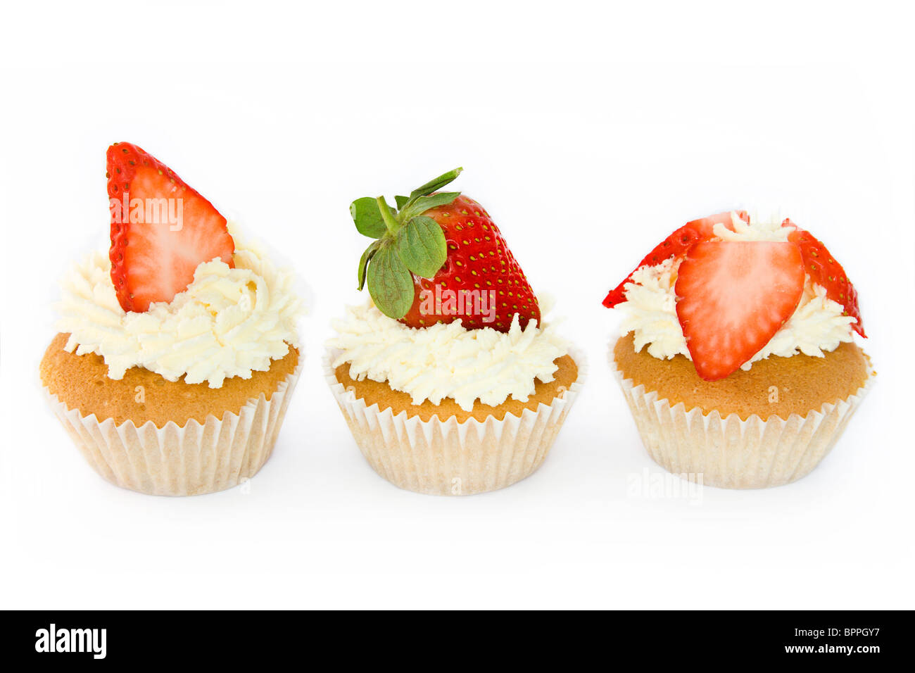 Trio von Strawberry Cupcakes gegen weiß Stockfoto