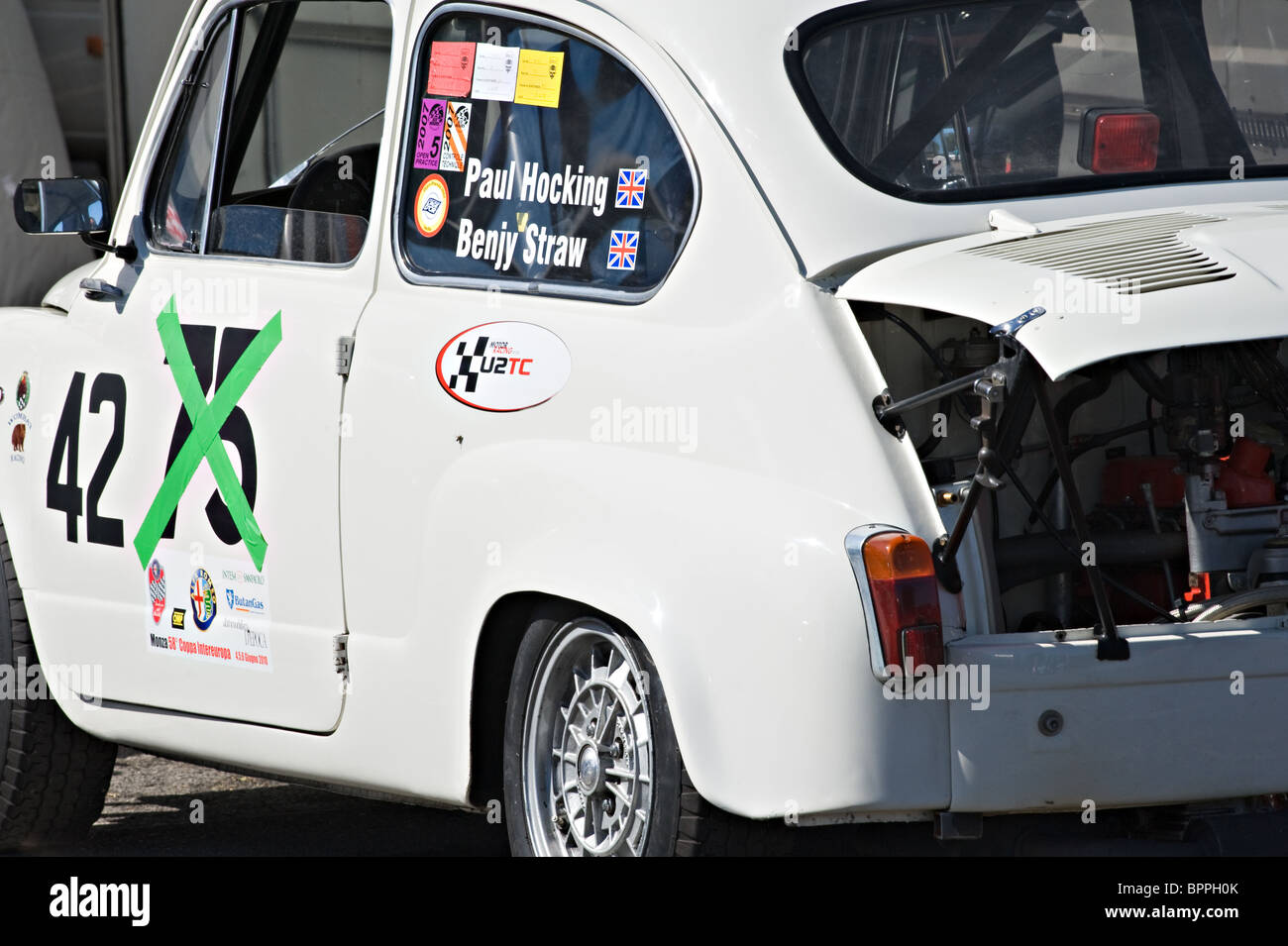 Fiat Abarth 1000TC Saloon Rennwagen im Fahrerlager am Oulton Park Motor Racing Circuit Cheshire England Vereinigtes Königreich UK Stockfoto