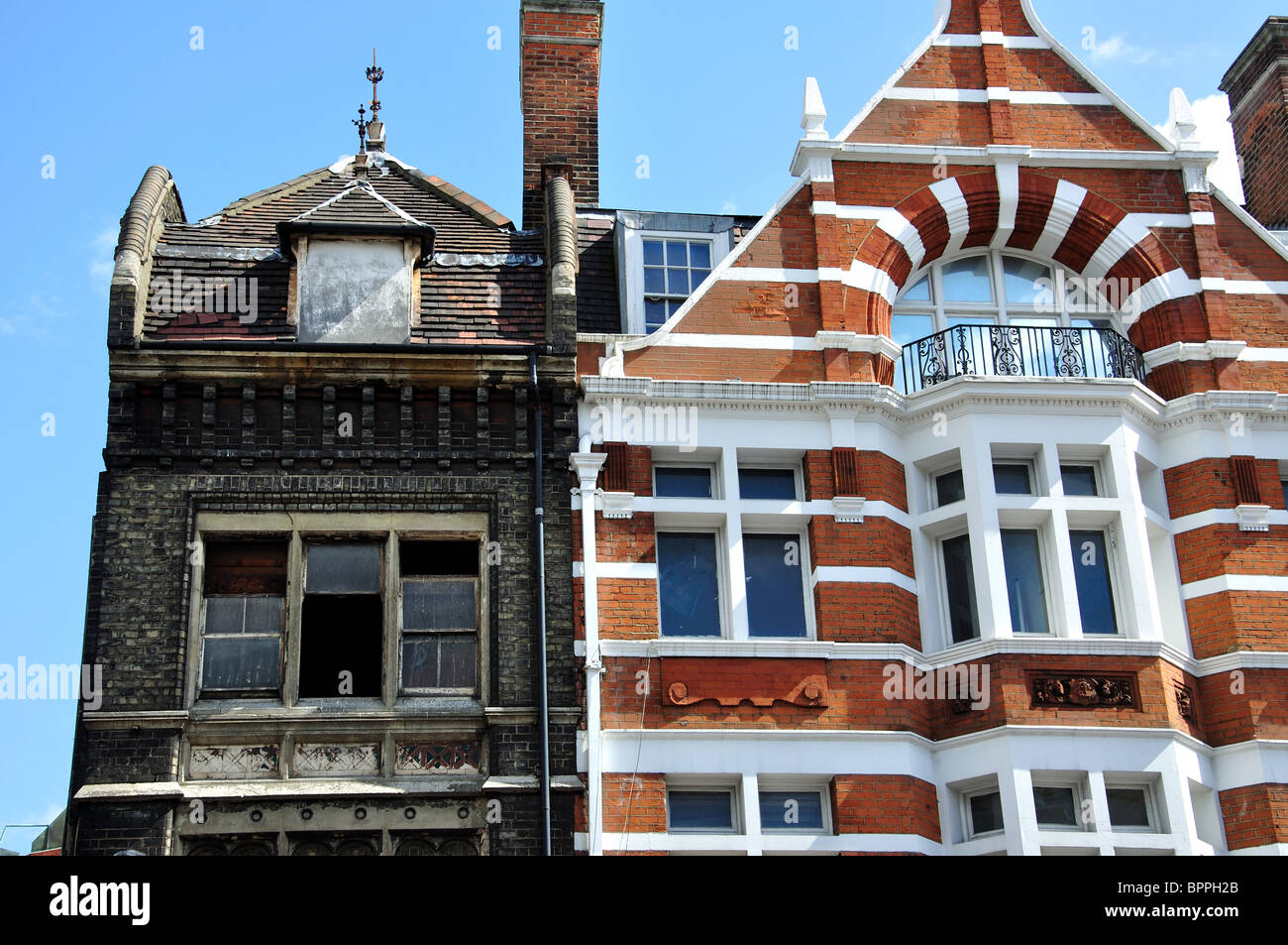 Renovierte Gebäude neben unsanierten Gebäude, Brixton, London Borough of Lambeth, Greater London, England, Vereinigtes Königreich Stockfoto