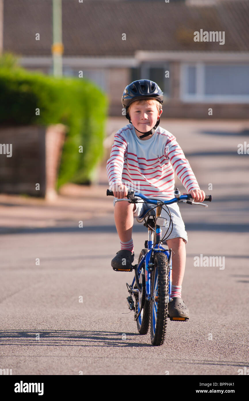 Ein MODEL Release junge (6) sein Fahrrad Helm Sicherheit im Vereinigten Königreich Stockfoto