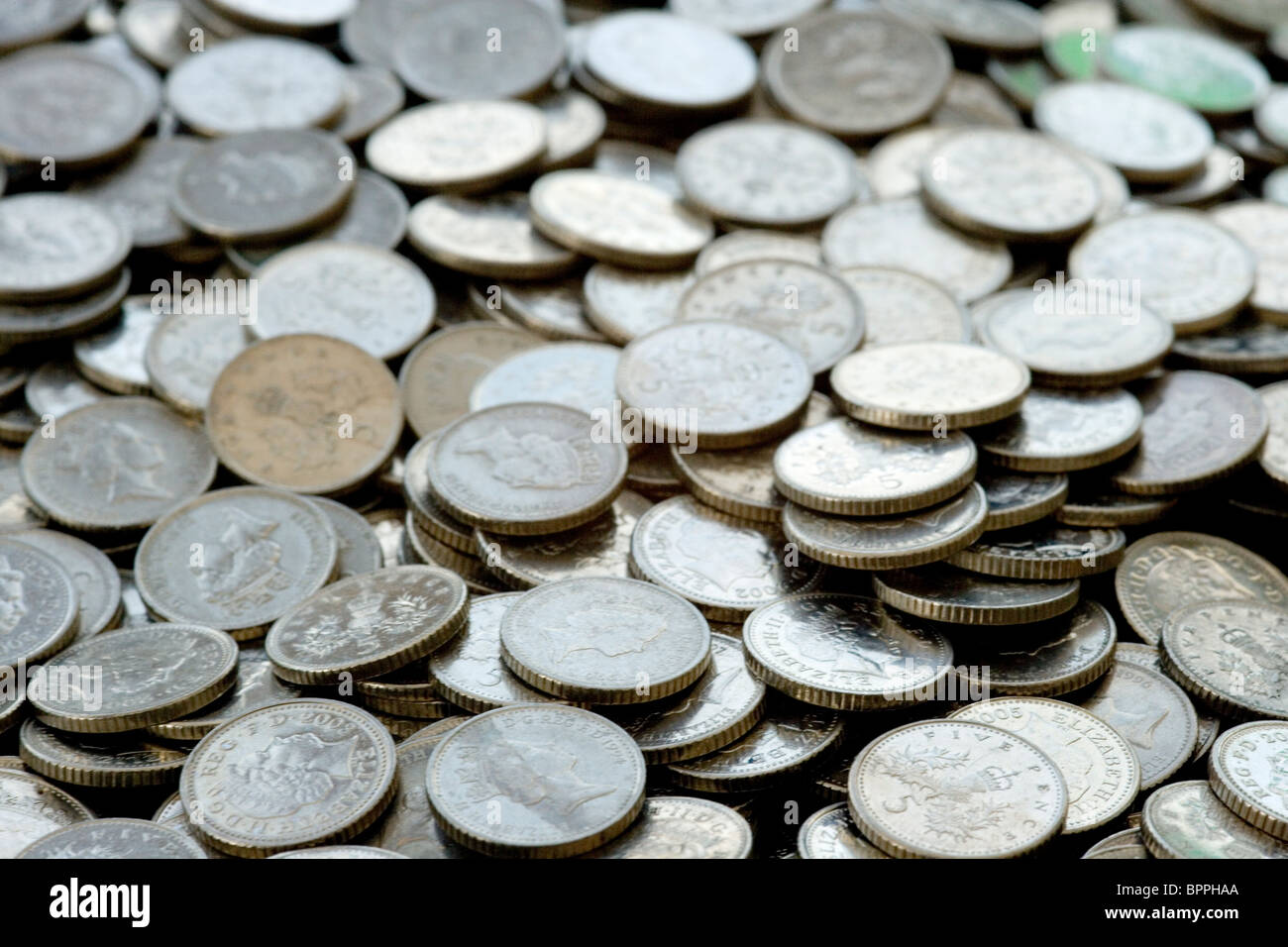 Nahaufnahme von vielen UK 5 Pence Silber Münzen Stockfoto