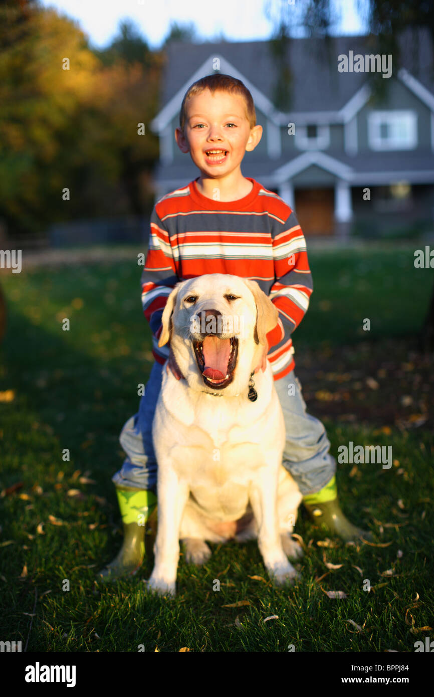 Junge und Hund Stockfoto